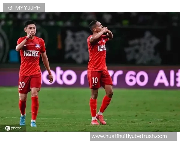 何超手球染黄引争议裁判漏判浙江进攻王钰栋愤怒砸球抗议